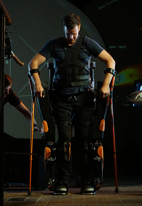 Als piloot Daan het exoskelet draagt, heeft hij controle over de bewegingen die hij maakt.